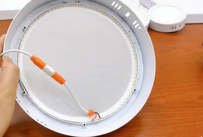 Chip LED đèn ốp trần được gắn xung quanh viền nhôm