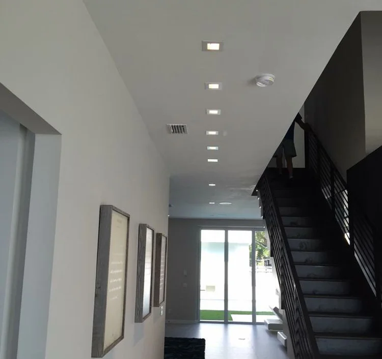 Lắp đèn âm trần vuông khu vực lối đi cầu thang