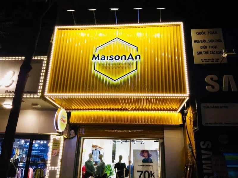 Kết hợp nhiều loại đèn hắt sáng biển quảng cáo ngoài trời 