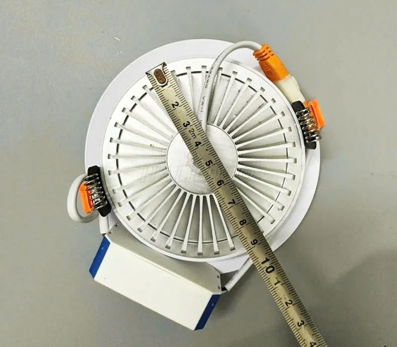 Đo kích thước của đèn LED âm trần cũ