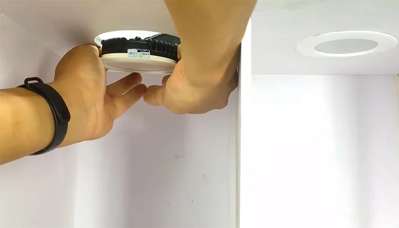 Nạy nhẹ mép tách viền đèn ra khỏi trần