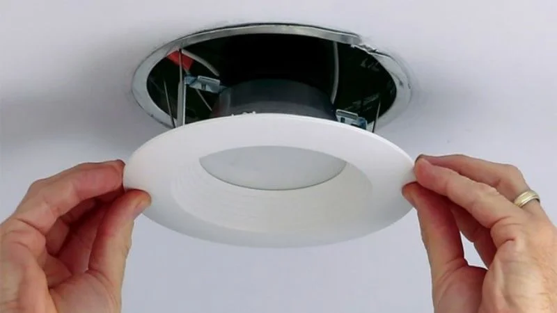 Cách tháo đèn ốp trần nổi đơn giản tại nhà