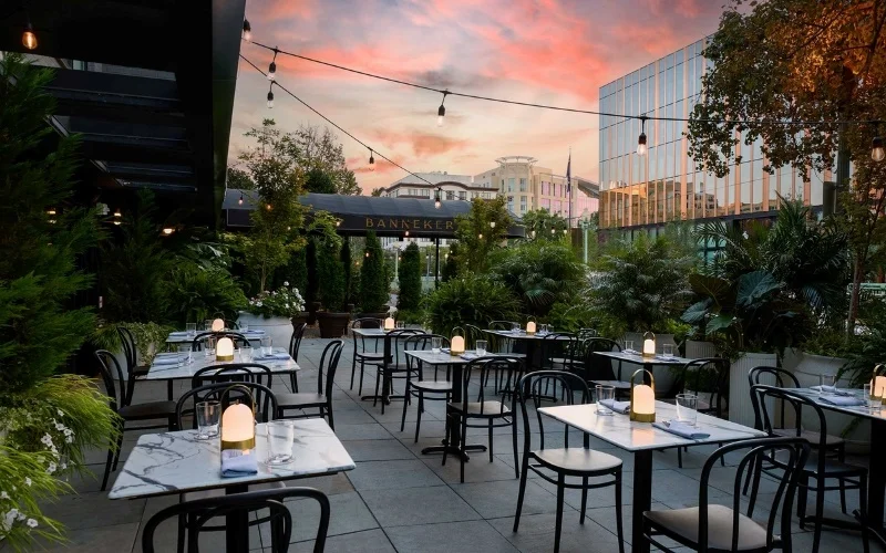 Đặt đèn bàn nhỏ hoặc nến điện tử trên bàn để tăng sự riêng tư.