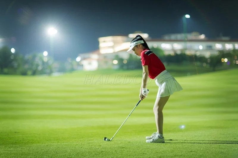 Cách bố trí đèn chiếu sáng khu vực phát bóng sân golf