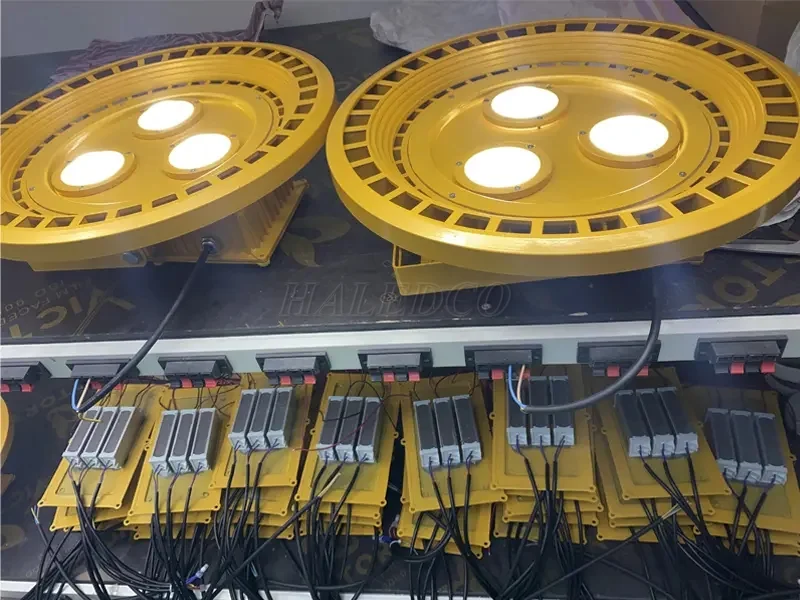 Kiểm tra linh kiện trước khi sản xuất đèn