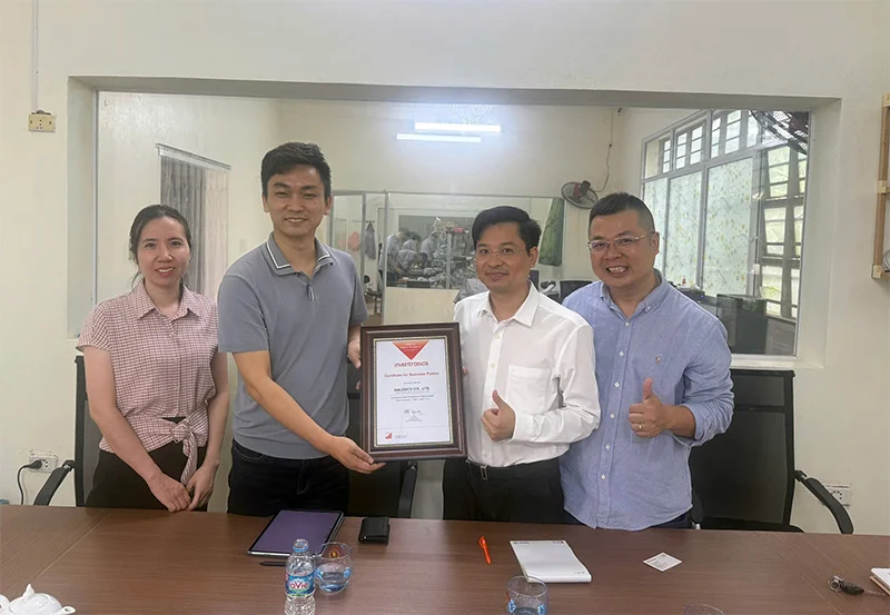 Hình ảnh trao chứng nhận sử dụng nguồn inventronics chính hãng