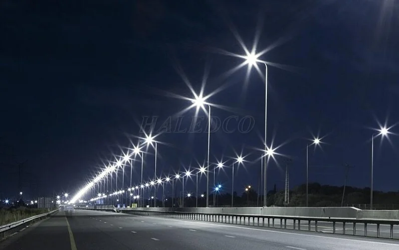 Cột đèn cao áp 10m được lắp đặt trên đường quốc lộ