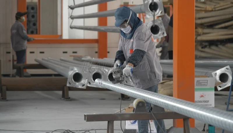 Làm đẹp bề mặt cột đèn sau khi đúc