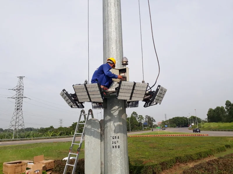 Lắp đặt đèn pha trên cột 25m