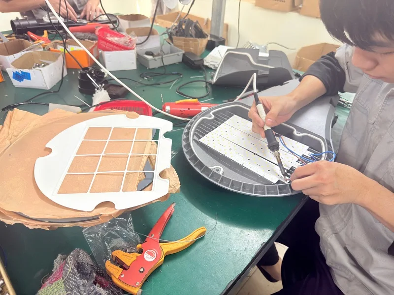 Kỹ thuật viên gắn chip LED cho đèn