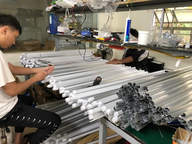 Kỹ thuật viên đang test đèn sau khi lắp xong