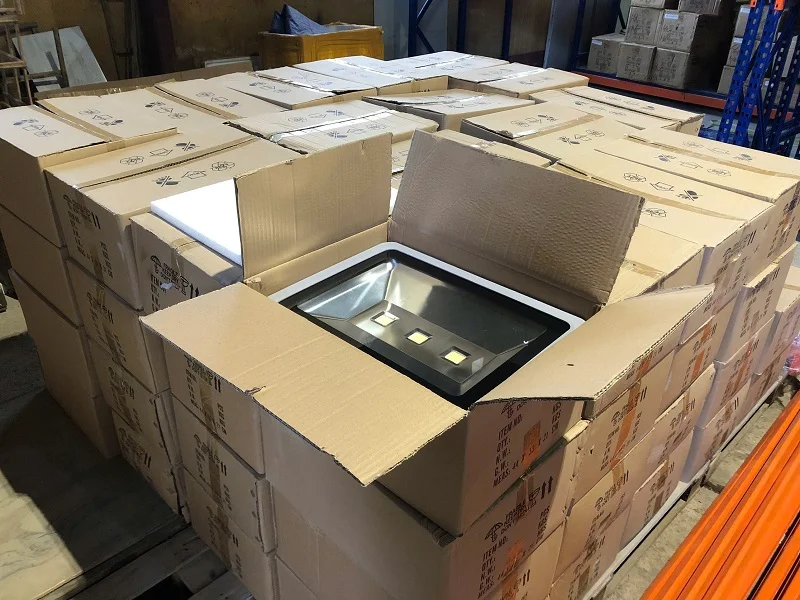 Đèn sau khi hoàn thiện và đóng thùng vận chuyển