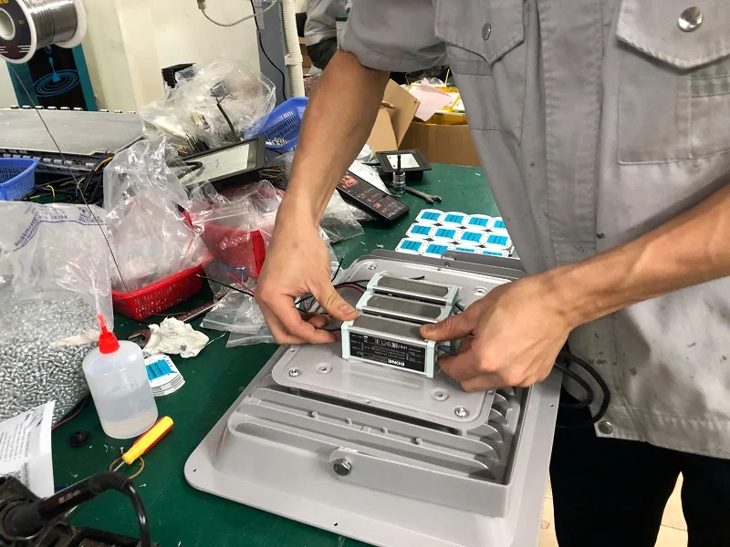 Đèn sử dụng 3 nguồn LED DONE