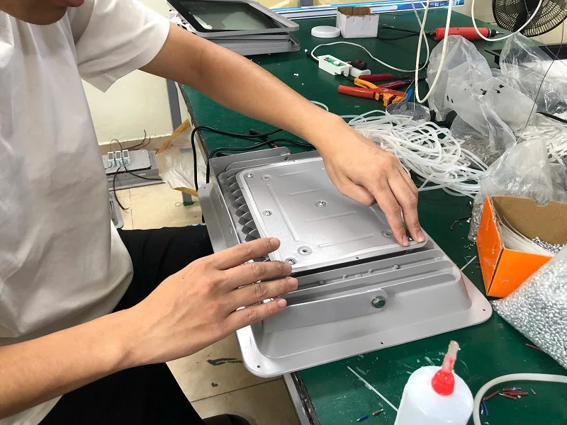 Kỹ thuật viên gắn hộp nguồn