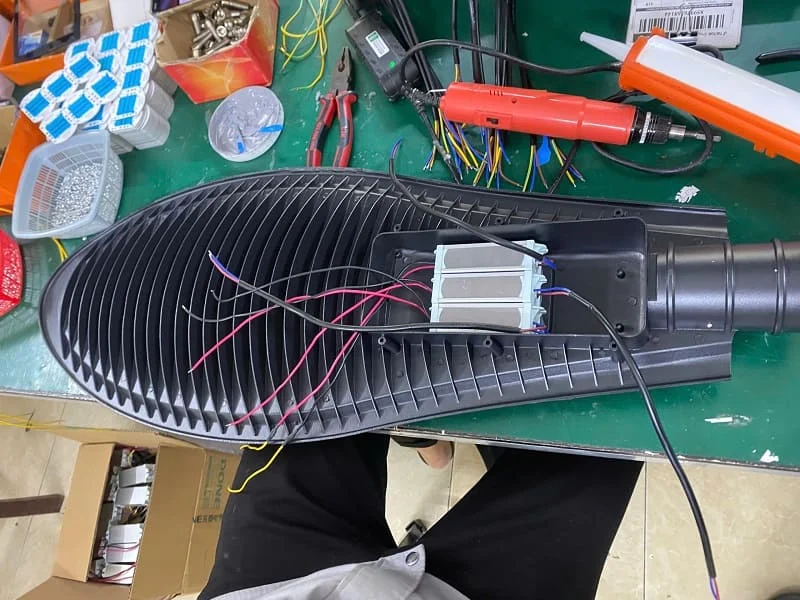 3 nguồn LED được lắp ở sau thân đèn