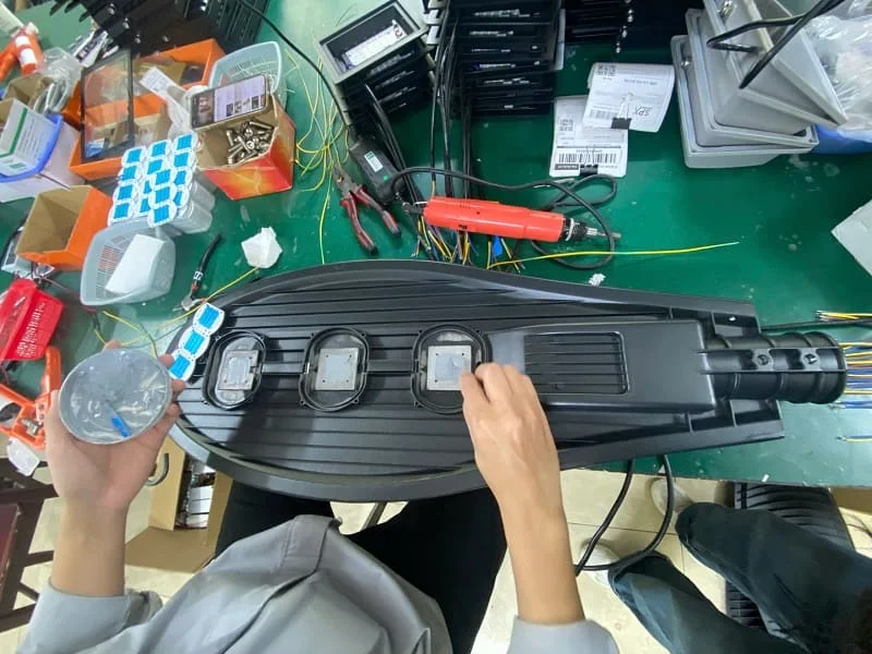 Phết keo tản nhiệt gắn chip LED