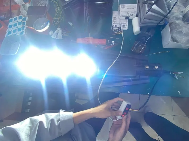 Test ánh sáng từng chiếc đèn sau khi hoàn thiện