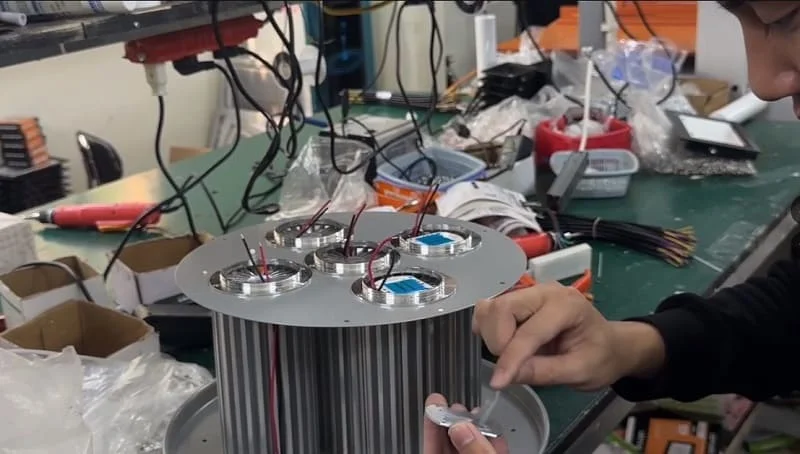 Phết keo tản nhiệt gắn bảng mạch chip LED và chóa