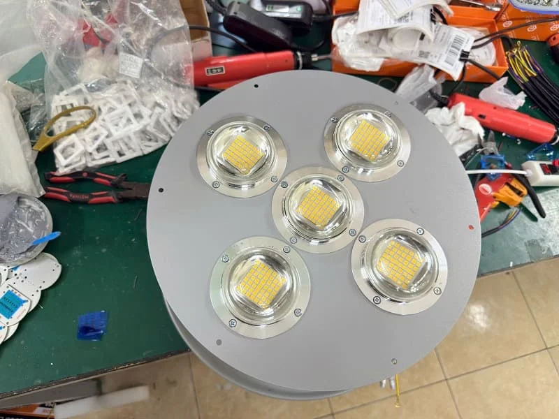 Tiếp đó sẽ được gắn thấu kính bảo vệ