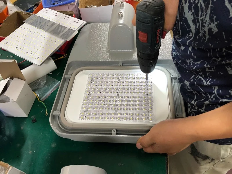 Bắt vít gắn bảng chip LED với mặt đèn