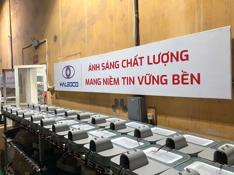 Đèn sau khi hoàn thiện chờ kiểm tra ánh sáng