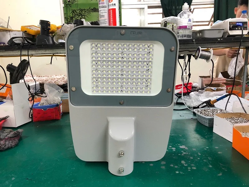 Mặt trước đèn đường LED HLS4.0-100 sử dụng chip LED SMD