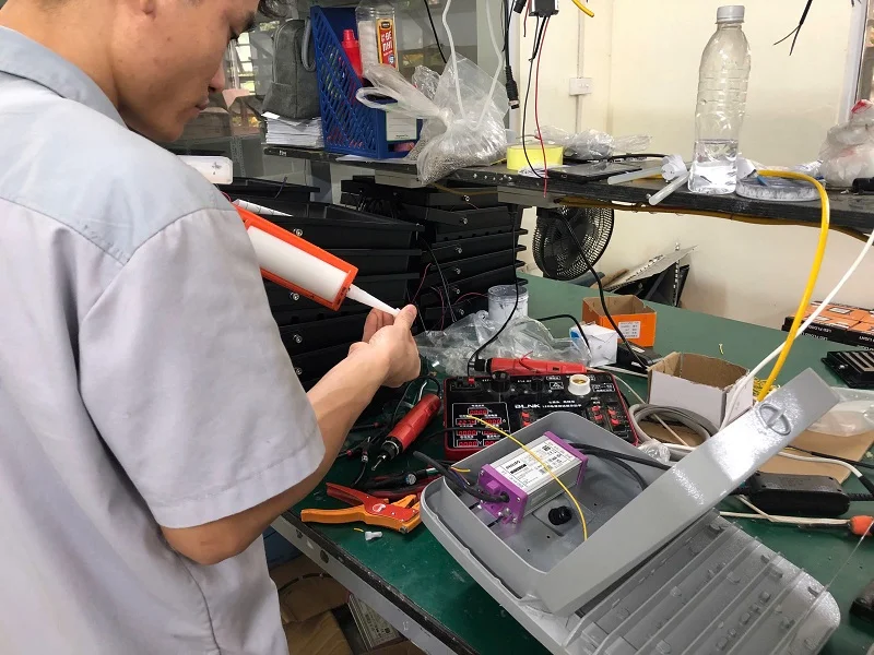 Đèn đường HLS4.0-100 được nhà thầu yêu cấu sử dụng nguồn Philíps