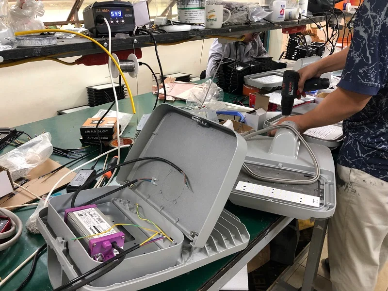 Công đoạn gắn nguồn LED, mảng bảng mạch chip và lắp gioăng cao su