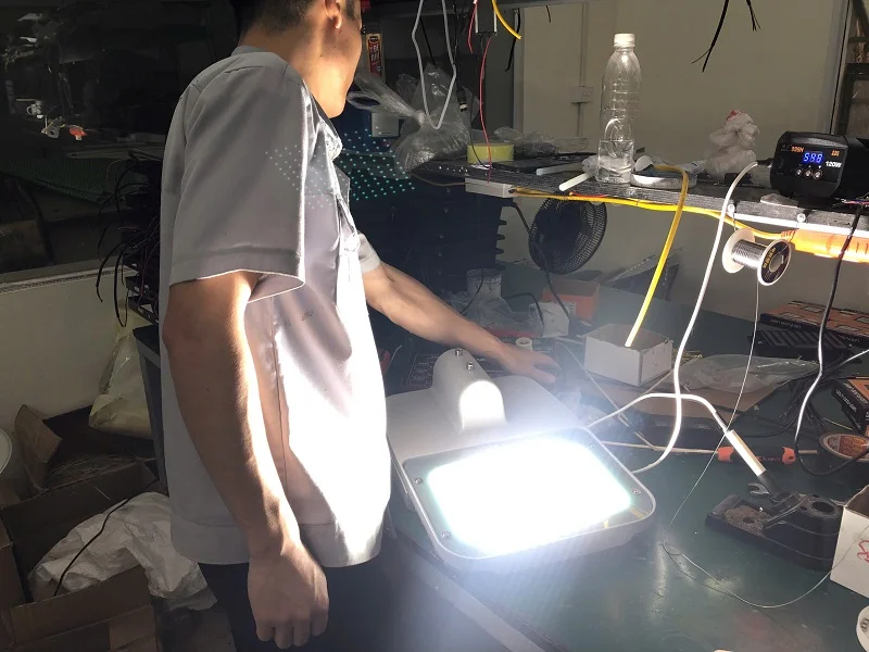 Kỹ thuật viên kiểm tra ánh sáng ngay sau khi lắp chip LED