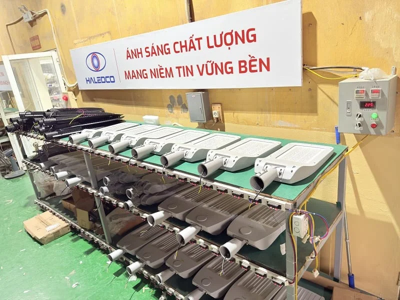 Đèn sau khi hoàn thiện và chờ test ánh sáng