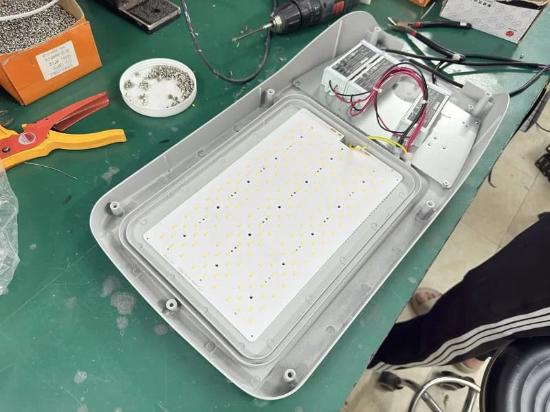 Đèn đường sau khi gắn nguồn LED và chip LED