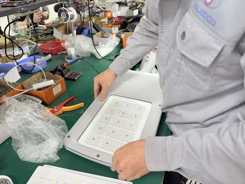 Kiểm tra sự chặt sẽ của vỏ đèn