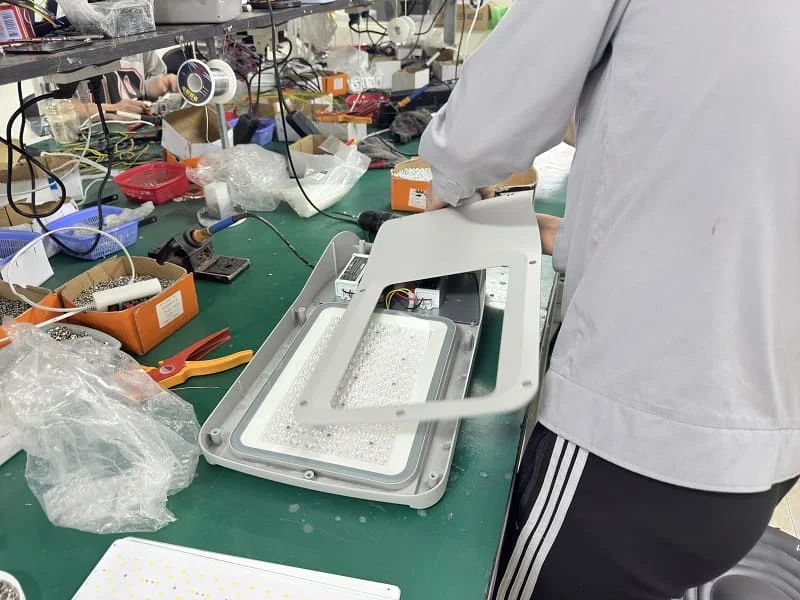 Lắp vỏ đèn đường HLS30-150