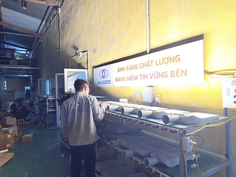 Ánh sáng vàng dịu nhẹ, không nhấp nháy, không gây chói mắt