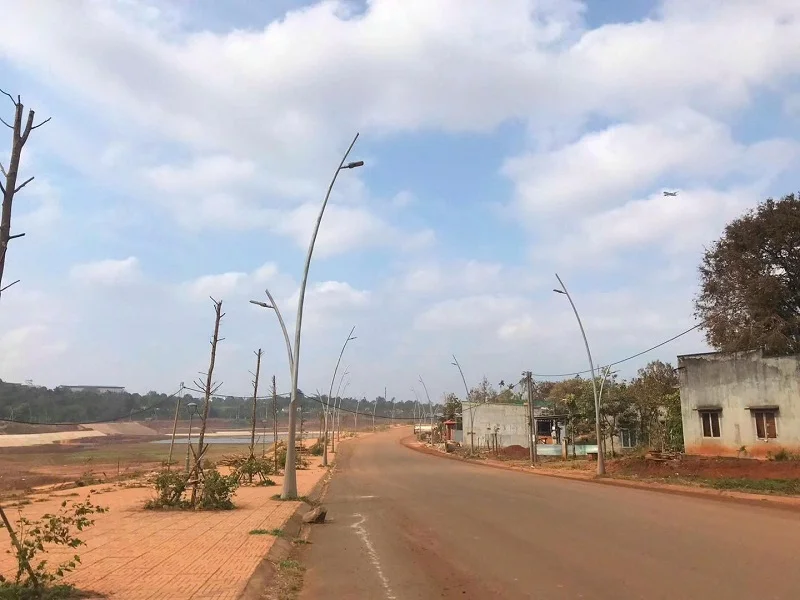 Hình ảnh thực tế khi lắp cột đèn lá lúa