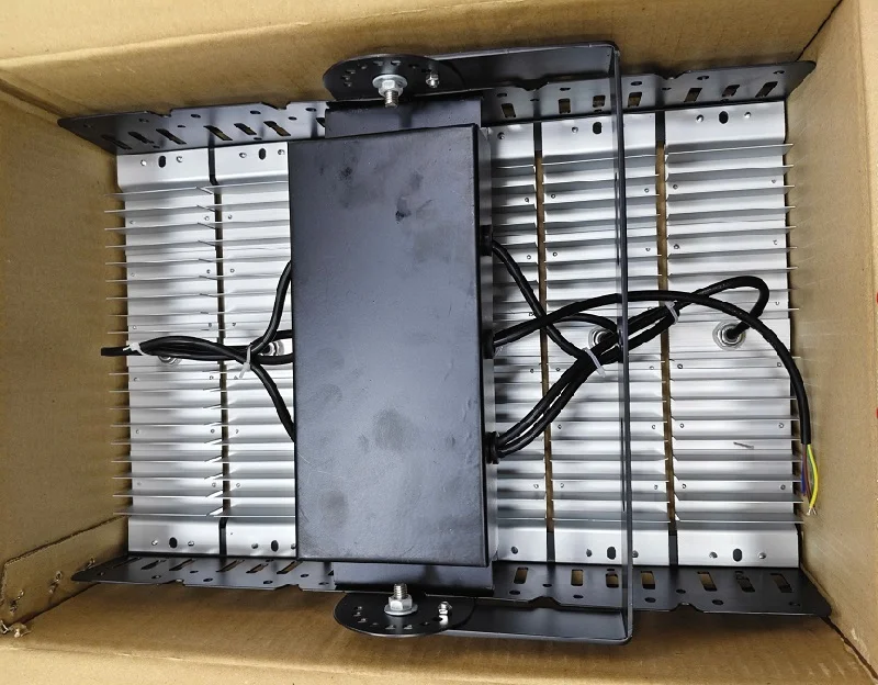 Tản nhiệt và hộp nguồn ở phía sau đèn