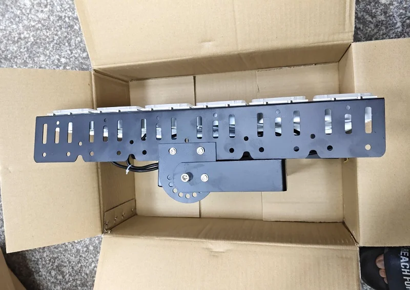 Đèn công suất lớn nhưng có kích thước mỏng, nhẹ, dễ lắp