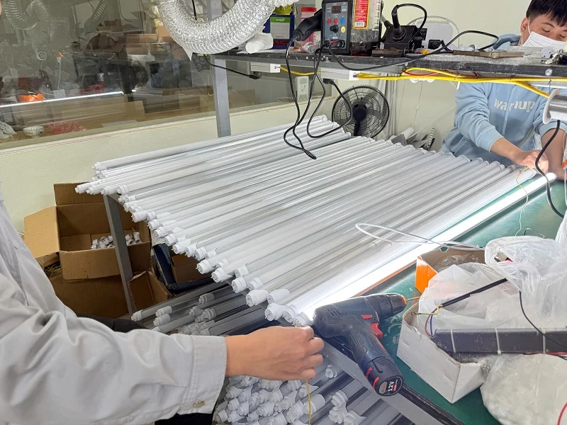 Nhà máy HALEDCO tăng tốc sản xuất 2.000 đèn tuýp LED cho dự án