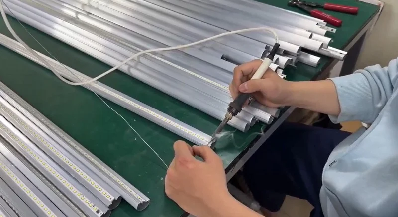 Kỹ thuật viên hàn gắn chip LED