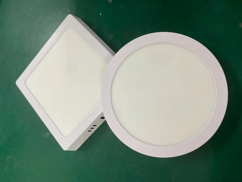 Mặt trước đèn ốp trần 12w viền trắng kiểu dáng vuông, tròn