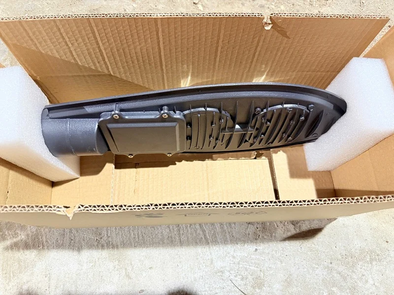 Mặt sau là nguồn và tản nhiệt của đèn