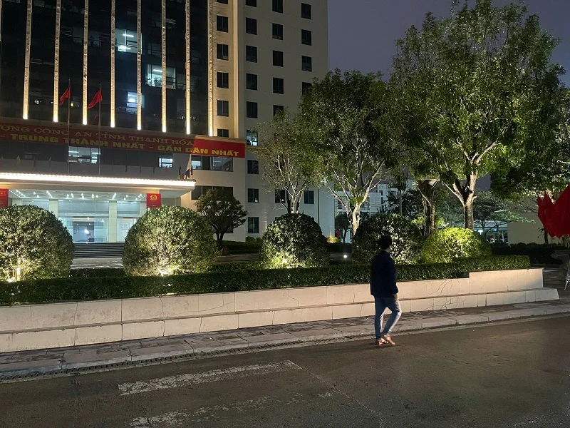 Hình ảnh thực tế đèn chiếu điểm hắt gốc cây