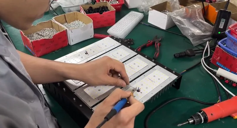 Nhà máy HALEDCO sản xuất đèn pha Module 200W theo tiêu chuẩn dự án