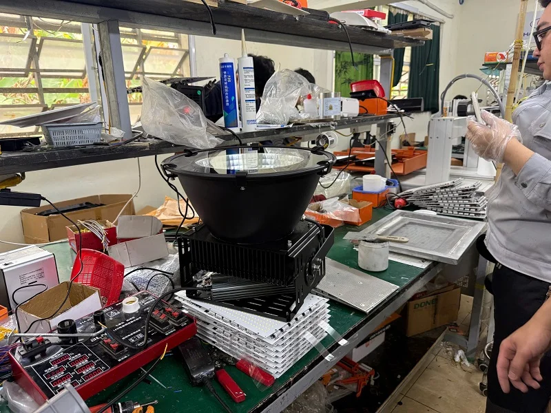 Đèn pha chiếu xa 300w sản xuất tại nhà máy HALEDCO