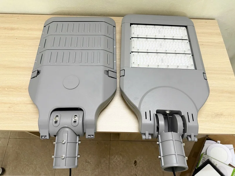 Mặt trước và mặt sau đèn đường S24-150w