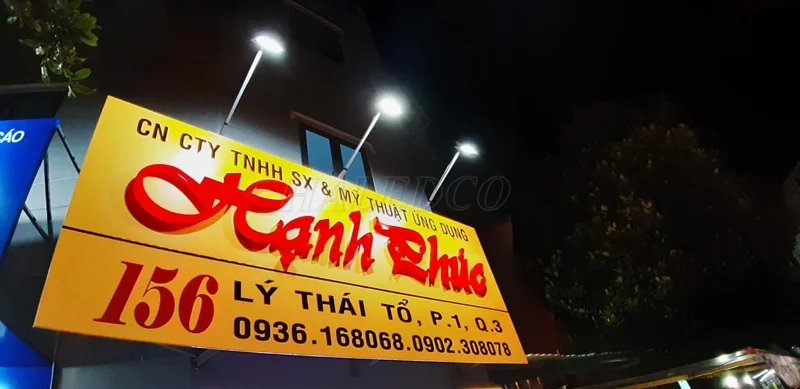 Đèn pha 30w chiếu biển hiệu trước cửa hàng