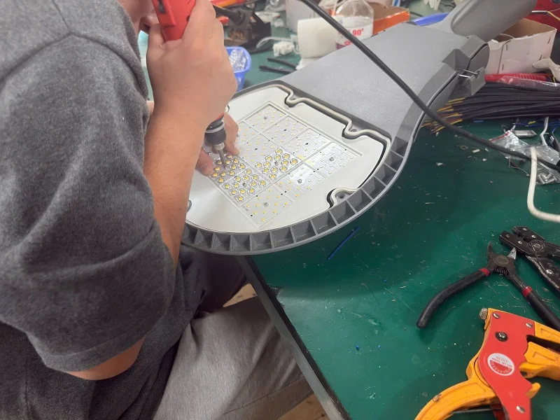 Gắn thấu kinh cho chip LED