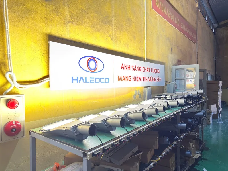 Khám phá quy trình sản xuất 65 bộ đèn đường LED 120w cho nhà thầu GDC