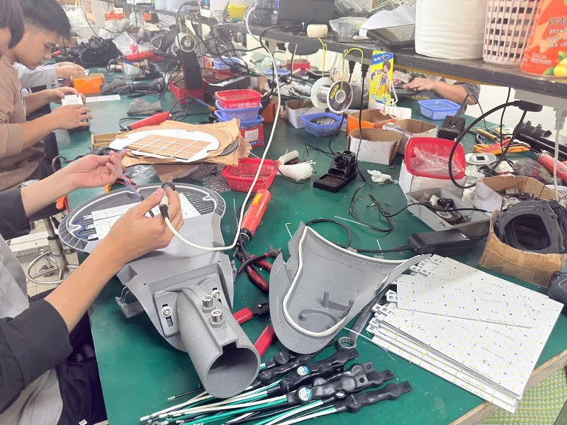 Kỹ thuật viện thự hiện những công đoạn cuối cùng của đèn