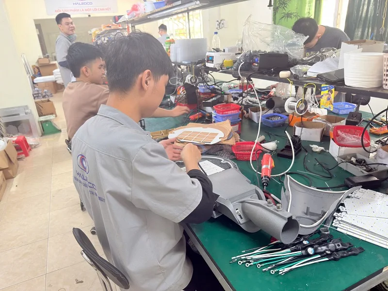 Đi dây đấu nối hoàn thiện đèn